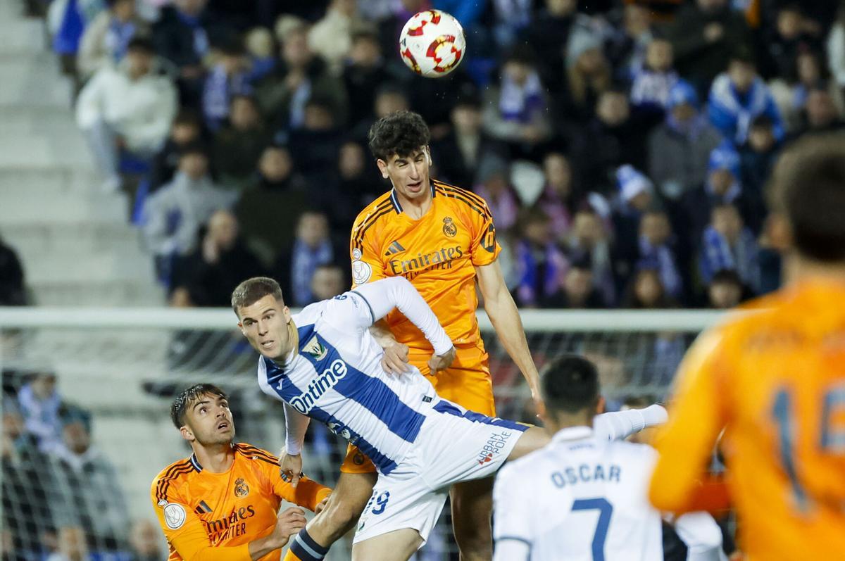 Jacobo Ramón, central que debutó con el Real Madrid, lucha por un balón con Diego García, del Leganés.
