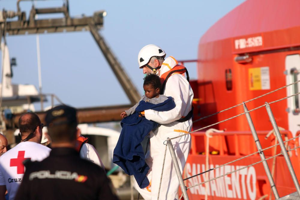 Trasladados a Málaga los ocupantes de una patera rescatada por Salvamento Marítimo