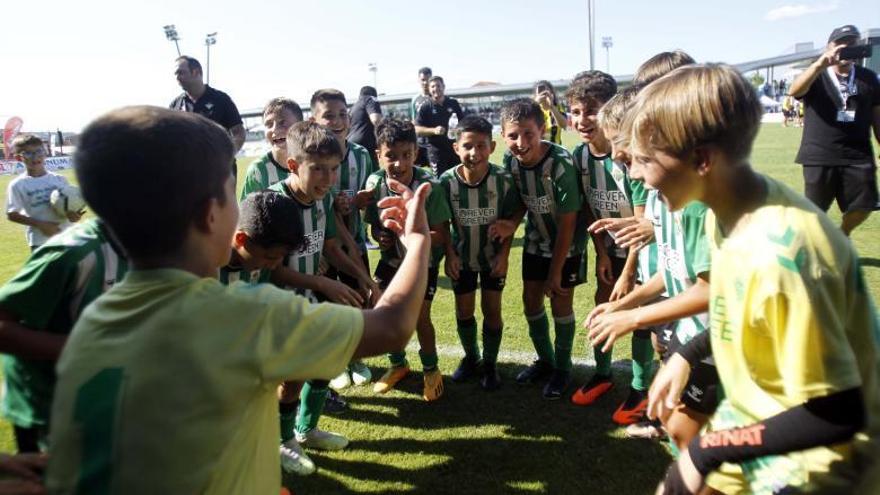 El Real Betis gana la Copa Ribadumia-Clae Viajes más participativa