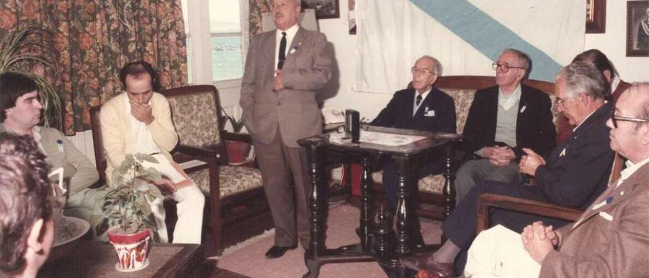 Francisco López Franco e outros galeguistas como Avelino Pousa Antelo, Manuel Beiras, Xacobe Barral Otero, Fernando Quintela e Ramón Martínez López na fundación do Partido Galeguista no Grove, en 1984.