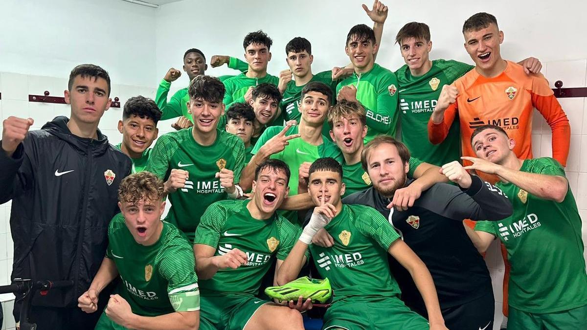 Los jugadores del Elche Juvenil B celebran la victoria en el vestuario, al final del encuentro