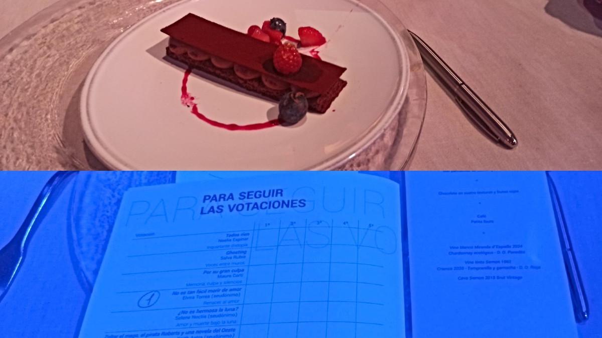 Postre del menú de la cena de gala de la ceremonia del fallo del Planeta 2025. Y abajo, parte de la hoja con la quiniela paar comensales.