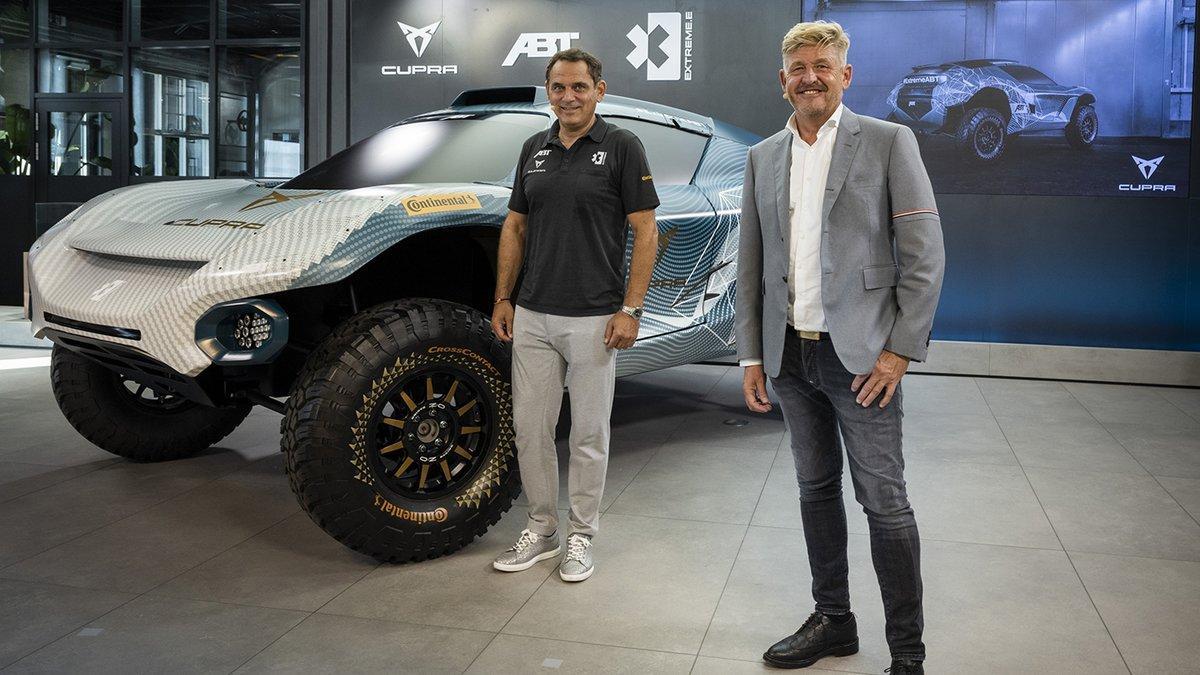 Wayne Griffiths (derecha), CEO de Cupra, y Hans-Jürgen Abt, director de ABT Sportsline, junto al coche con el que competirán en la Extreme E