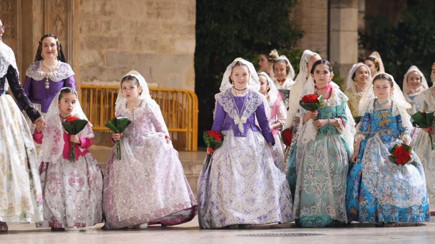 Un grupo de falleritas, entrando el la plaza de la Virgen, anoche. | F.CALABUIG