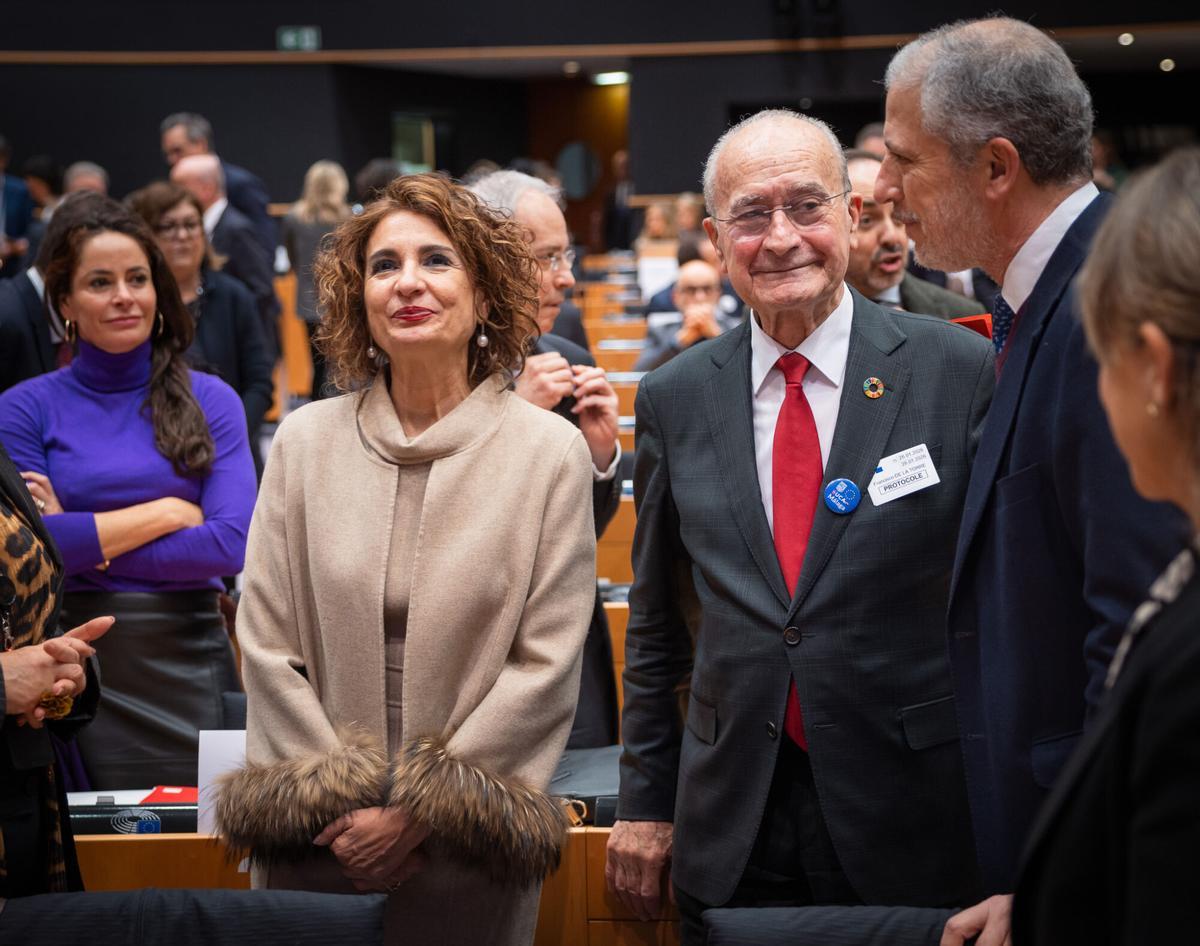 La vicepresidenta primera del Gobierno y ministra de Hacienda, María Jesús Montero, junto al alcalde de Málaga, Francisco de la Torre Prados, antes de comparecer ante miembros del Parlamento Europeo para defender y ensalzar la candidatura de la ciudad de Málaga como sede de la futura Autoridad Aduanera Europea (EUCA).