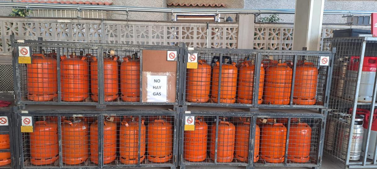 Cartel en una gasolinera de Tavernes de la Valldigna.