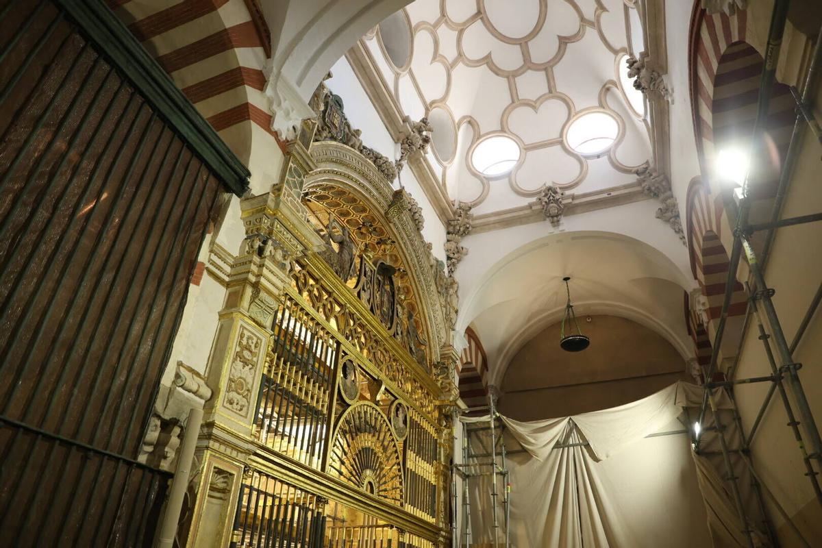 Córdoba, Mezquita - Catedral de Córdoba. Incendio en la mezquita un año después. Trabajos de restauración en la mezquita tras el incendio, restauración de las capillas afectadas y de la nave uno