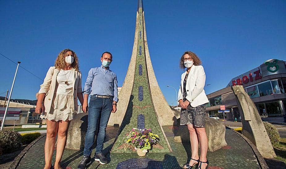 Ofrenda floral a los alfombristas fallecidos en el monumento al alfombrismo.