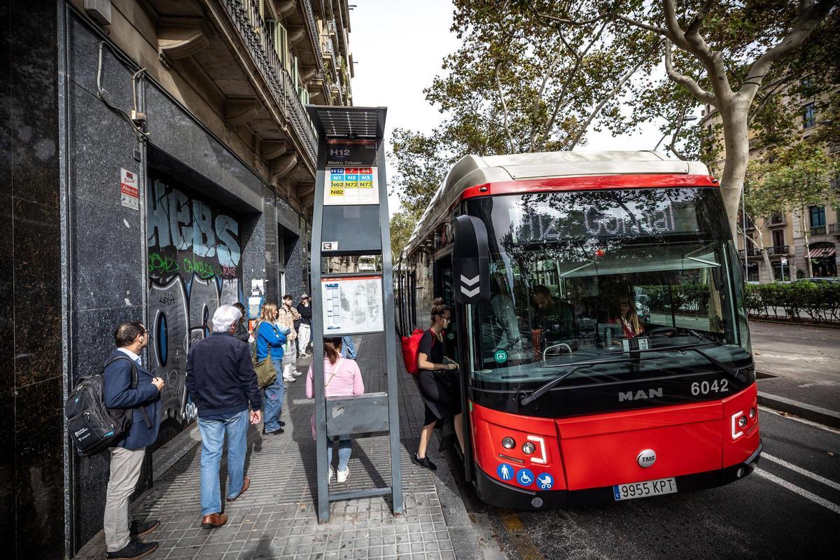 Un autobús de TMB de la línea H12, en una parada en Barcelona.