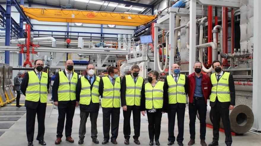 El vicepresidente aragonés, Arturo Aliaga (en el centro), ayer en la visita a las nuevas instalaciones industriales de Inalsa en Nuez de Ebro. | EL PERIÓDCIO