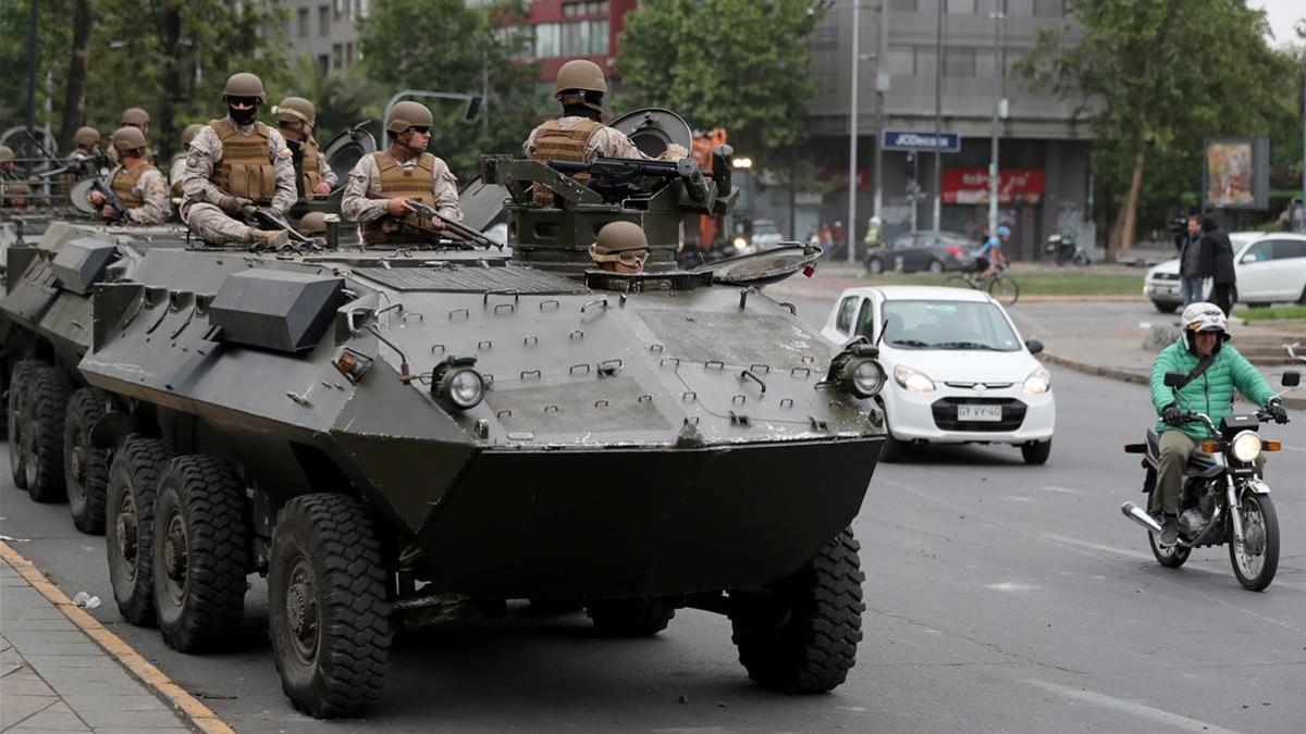 Soldados patrullan por las calles de Santiago, este domingo.