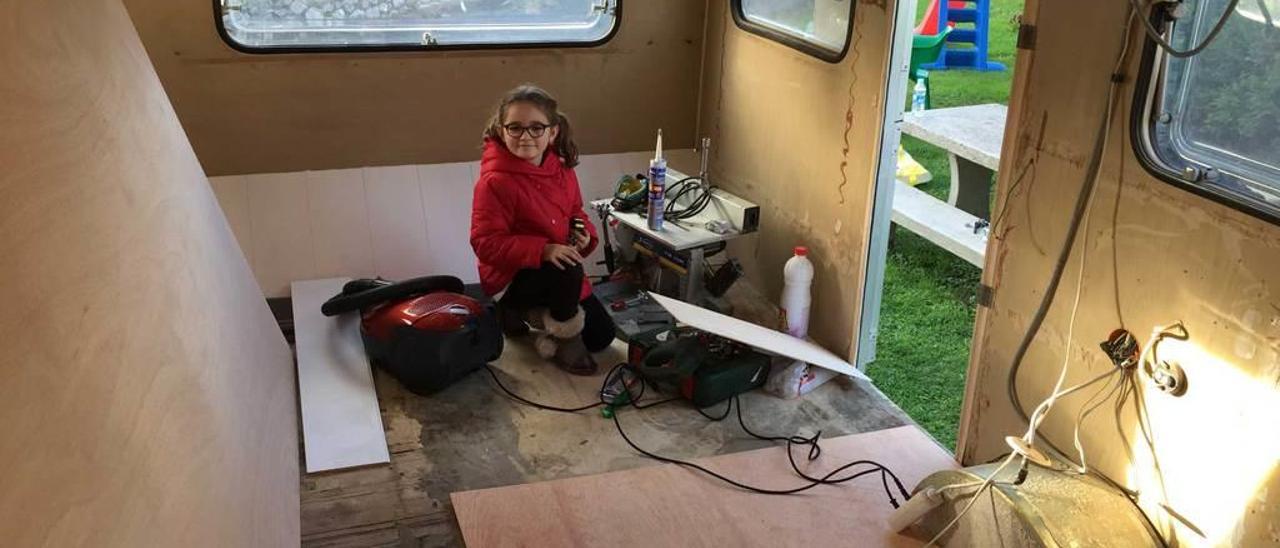 La pequeña Carlota Hevia, durante los trabajos de preparación del interior de la caravana.