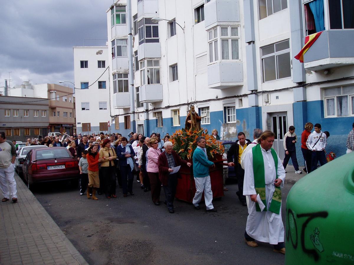 La imagen de San Antonio Abad recorre las calles de los bloques del patronato, en una imagen sin fechar