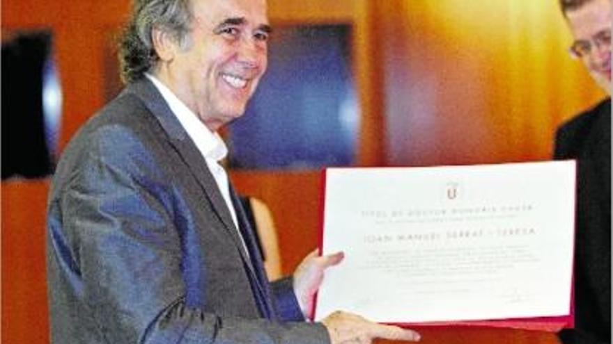 Joan Manuel Serrat mostra orgullós el títol de doctor &quot;honoris causa&quot;.