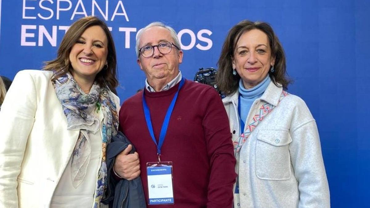 Català (izquierda) y Roch (derecha) con el exedil de Torrent Santiago Miquel.