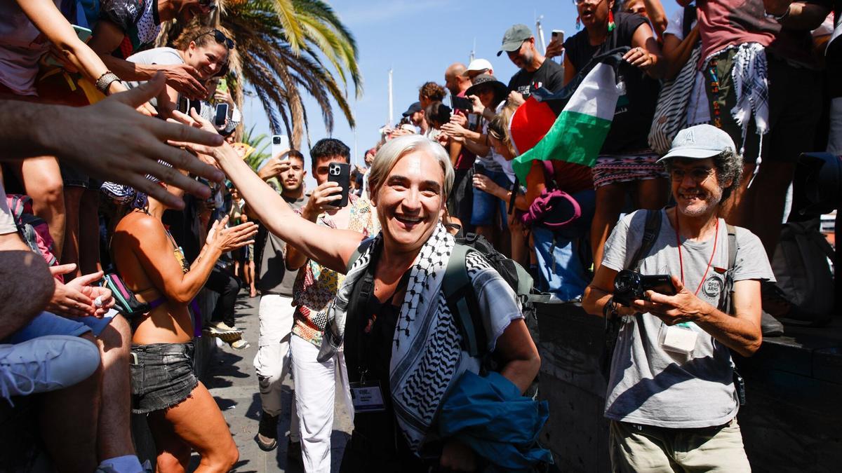 La exalcaldesa de Barcelona Ada Colau durante la despedida a la Global Sunat Flotilla en el Puerto de Barcelona el pasado 31 de agosto