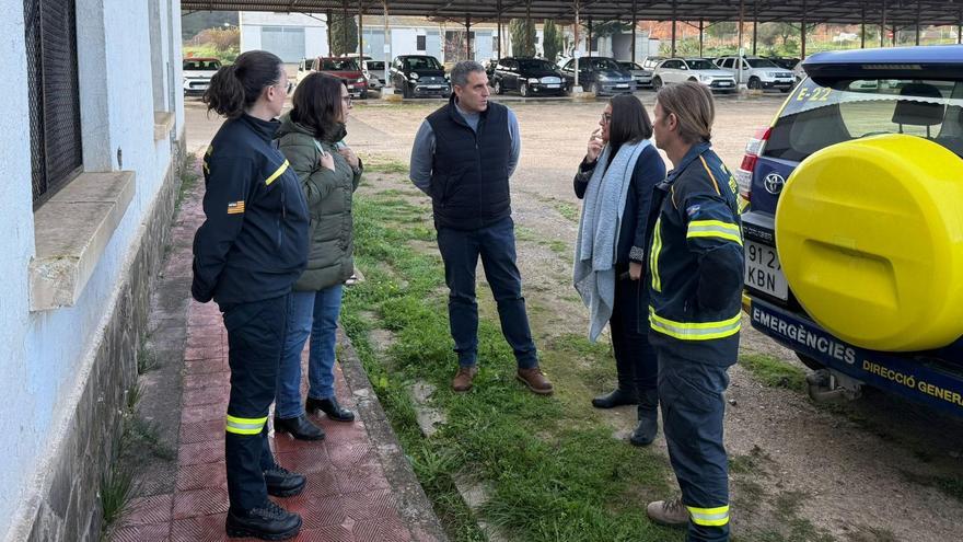 Políticos y técnicos durante la visita al pabellón de Sa Coma que albergará la sede de Emergencias de Ibiza.