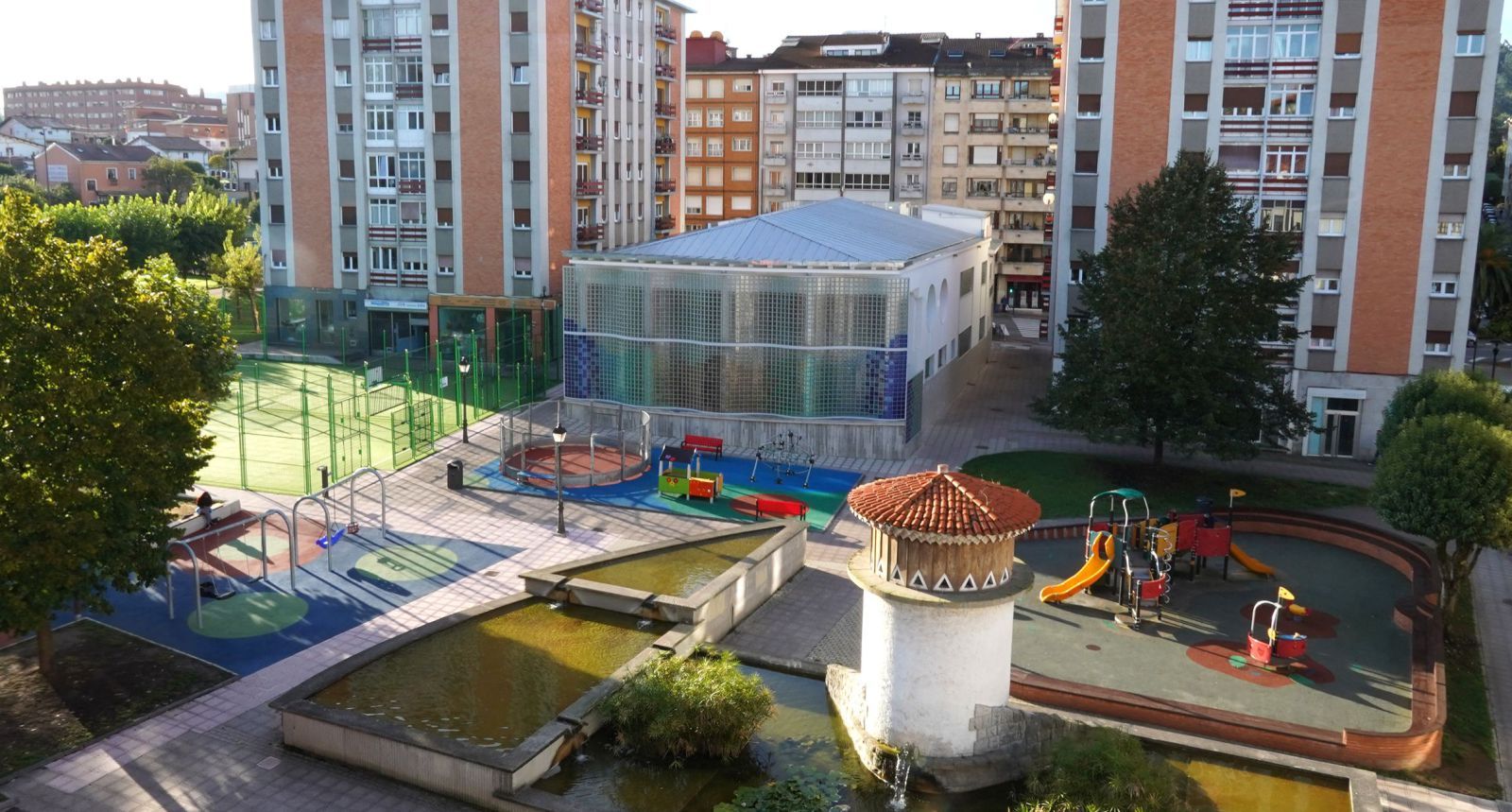 Vista del parque Alfonso X de Pola de Siero con el parque terminado, las nuevas pistas y la futura escuela infantil 0-3 Los Polesinos. | Cedida a Lne