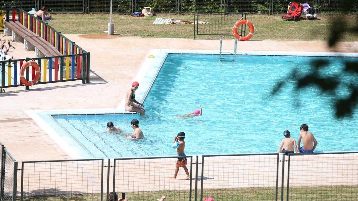 Bañistas en la piscina pública de Rodeiro.