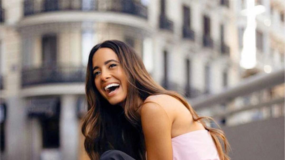 La 'influencer' María Fernández Rubíes con top de Zara y pantalón con bajo de 'strass' de Uterqüe