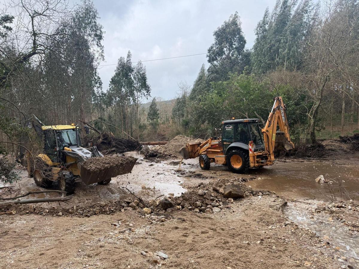 Máquinas despejando la vía tras la rotura de la balsa del Monte Neme.