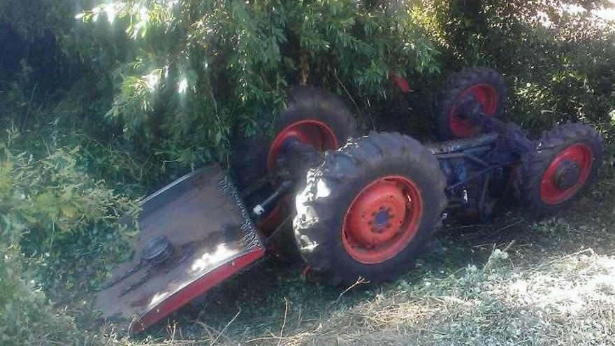 El tractor, volcado, ayer en Serantes.