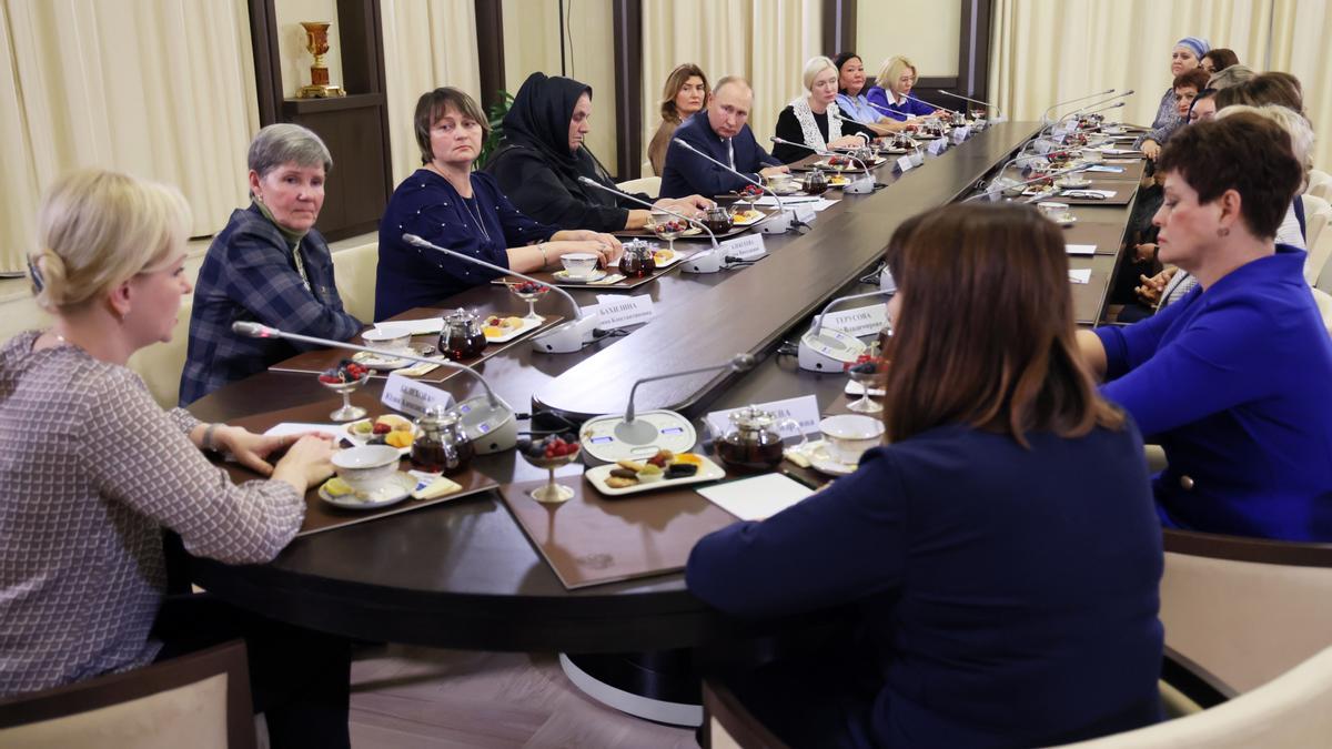 Novo-ogaryovo (Russian Federation), 25/11/2022.- Russian President Vladimir Putin meets with mothers of servicemen participating in the military operation in Ukraine, at the Novo-Ogaryovo state residence, outside Moscow, Russia, 25 November 2022. (Rusia, Ucrania, Moscú) EFE/EPA/ALEXANDER SHCHERBAK