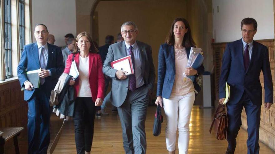 Por la izquierda, Juan José del Coz, vicerrector de Organización Académica; Elisa Miguélez, vicerrectora de Estudiantes; Santiago García Granda; Eva Cordero, secretaria general, y Lorenzo Almanza.