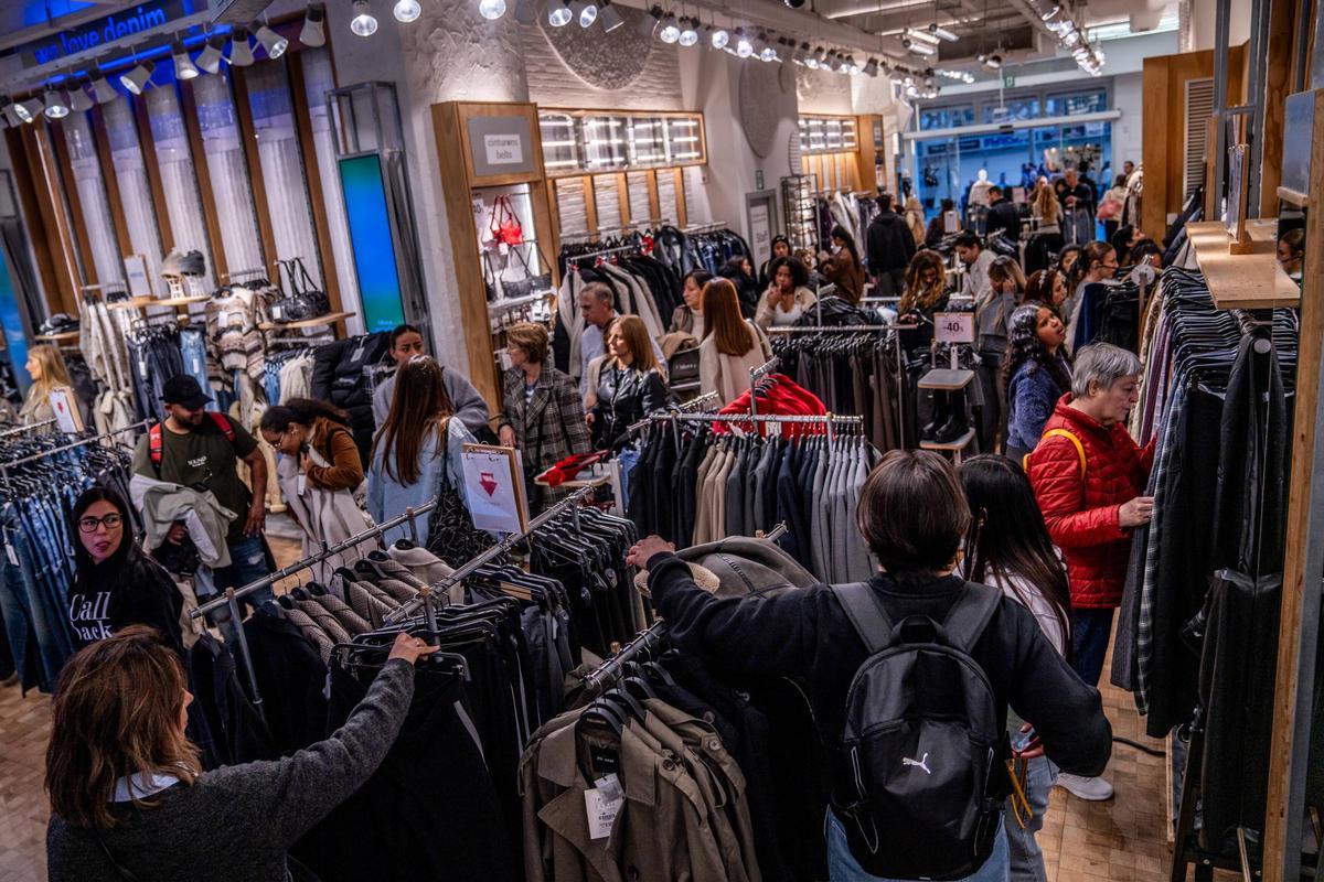 El interior de una tienda, el viernes del Black Friday 2024