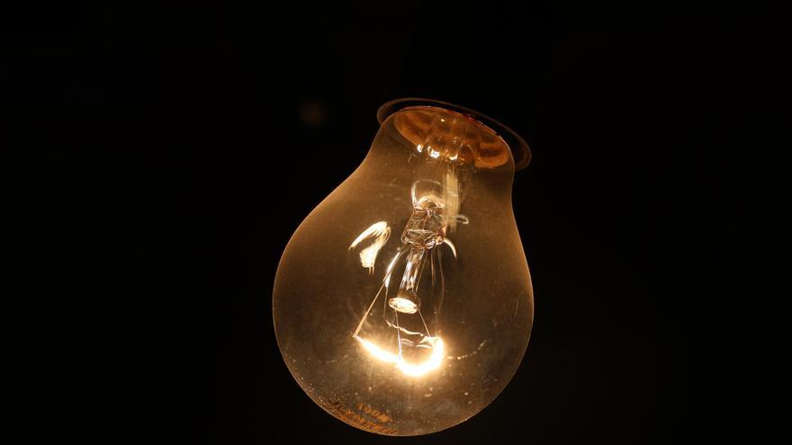Iberdrola programa nuevos cortes de luz en cinco municipios de la Ribera