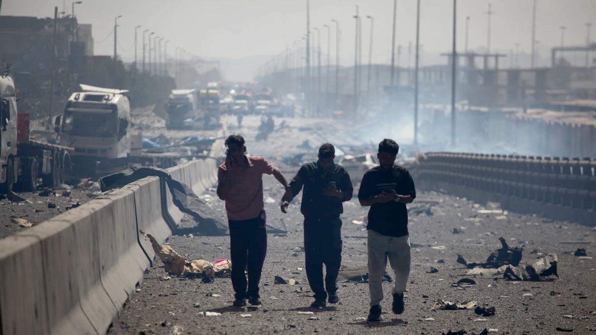 Trabajadores en Bandar Abbas (Irán) huyen de los efectos de la guerra.