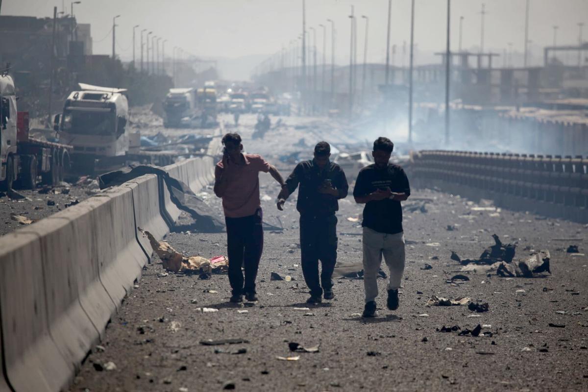 Trabajadores en Bandar Abbas (Irán) huyen de los efectos de la guerra.