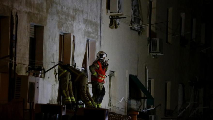 Els Bombers treballen en la recerca de restes humanes a l'edifici esfondrat al carrer Canigó de Badalona