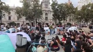 Instalan las primeras tiendas de campaña en la plaza del Ayuntamiento de València