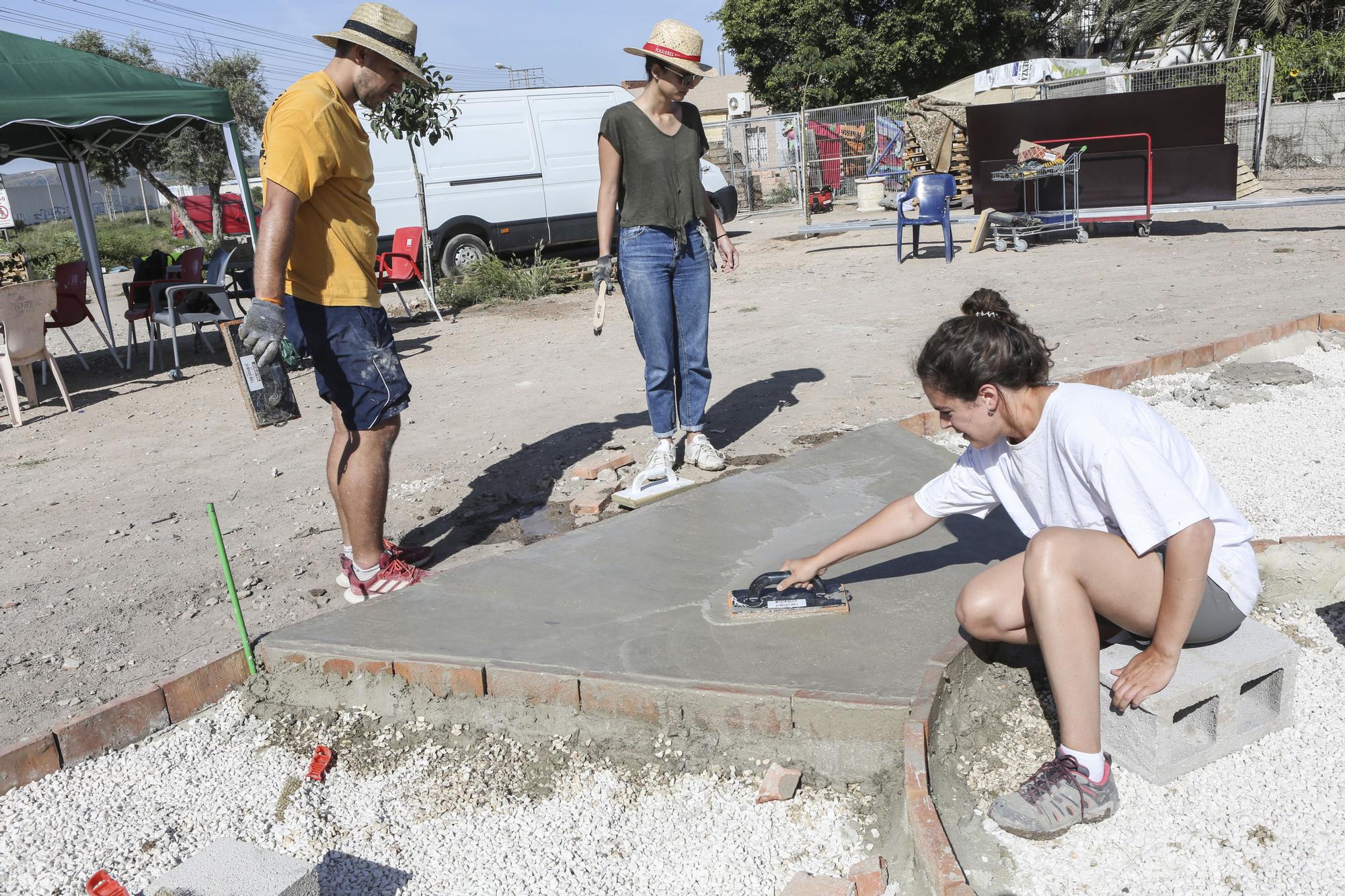 Los vecinos rehabilitan el barrio del Cementerio