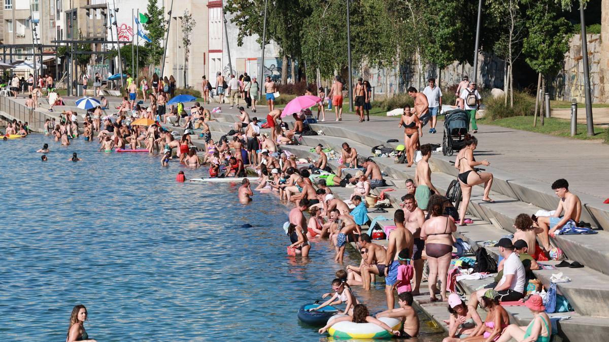 Las gradas del paseo de Bouzas, a rebosar de bañistas hoy.