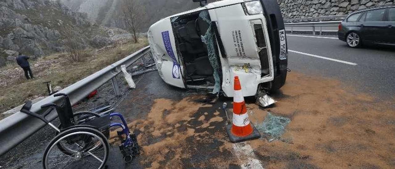 La furgoneta en la que viajaba el Garmat Avilés, destrozada tras el accidente en el Huerna.