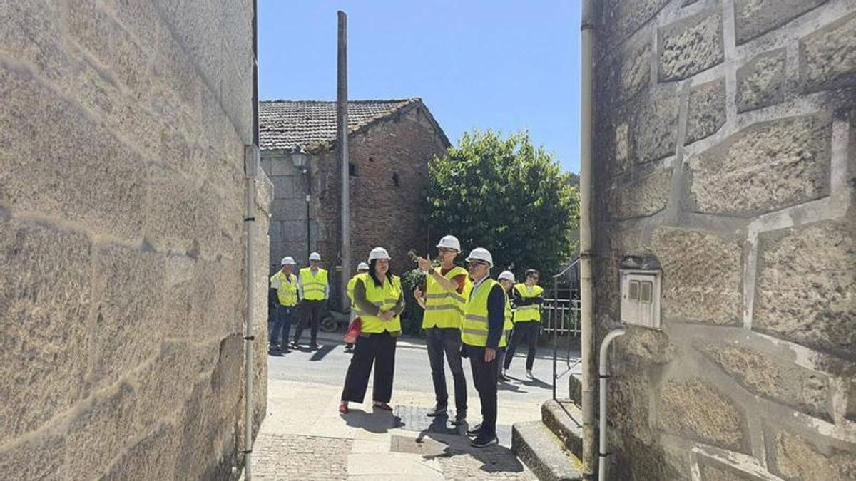 Visita de Eladio Santos, subdelegado del Gobierno en Ourense, al cojunto histórico de Pazos de Arenteiro.