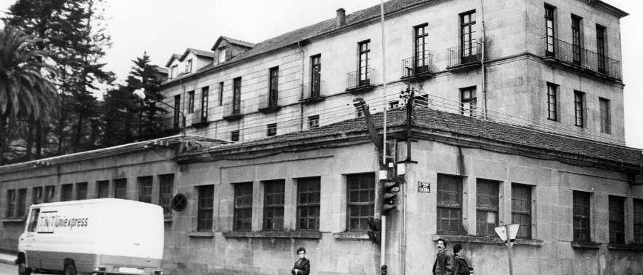 Antigua Escola de Enfermería, un edificio que fue demolido en la calle Sierra. // Rafa