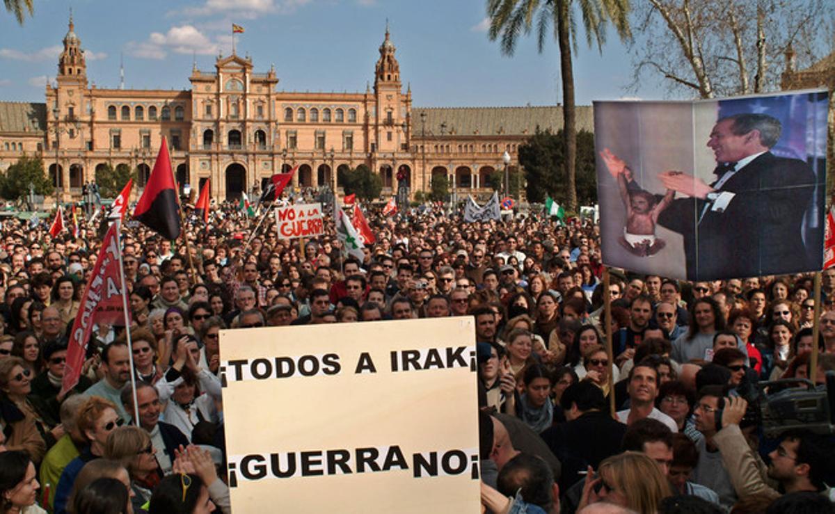 Unas 300.000 personas mostraron en Sevilla su oposición a un conflicto bélico en Irak. Sobre un escenario situado en la plaza de España (foto) distintos intervinientes leyeron un manifiesto pacifista. Entre los asistentes estaba el presidente Manuel Chaves.