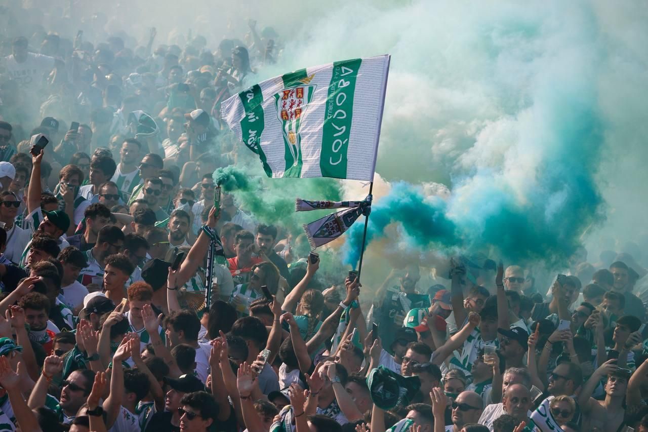 Así recibió la afición del Córdoba CF al autobús del equipo en El Arenal