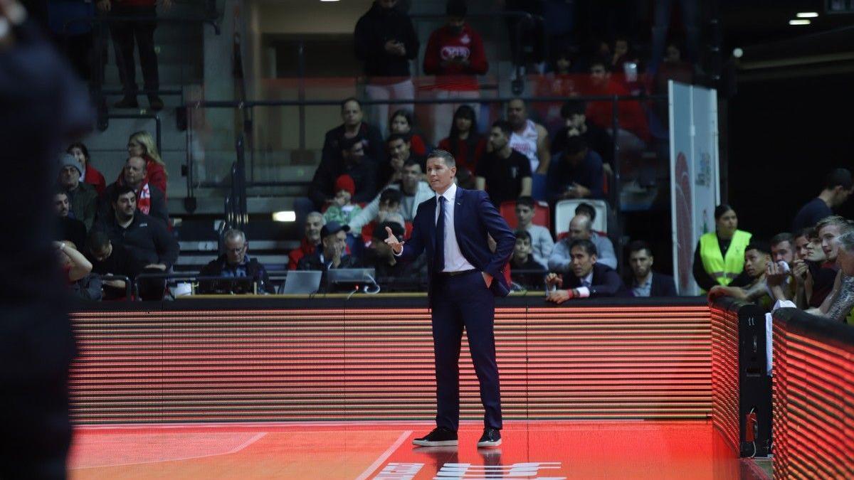 Jaka Lakovic da instrucciones a sus jugadores desde la banda en el choque del pasado miércoles en Tel Aviv