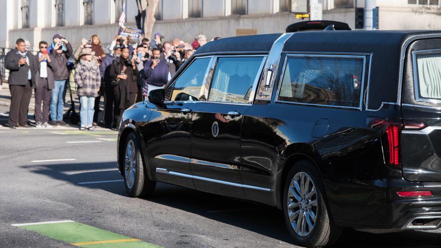 Un coche fúnebre que transporta el cuerpo del ex presidente Jimmy Carter parte tras su última visita al Capitolio de Georgia.