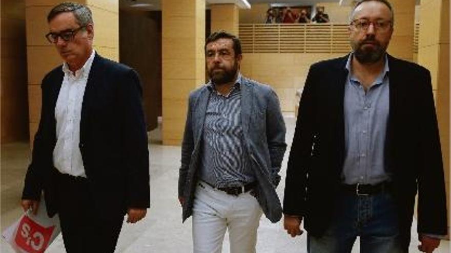 L&#039;equip negociador de Ciutadans, sortint de la reunió amb els membres del Partit Popular.