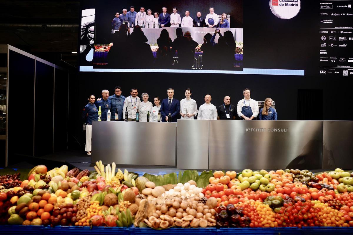 Carlos López Navarro recibe el primer premio del VI Concurso Alimentos de Madrid.