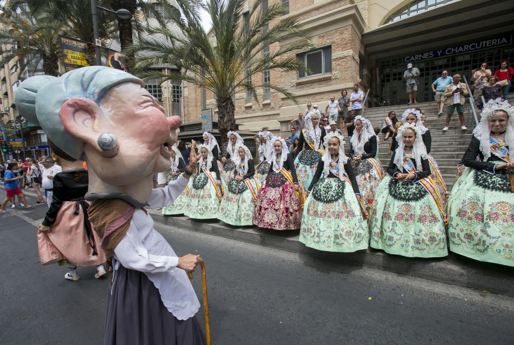 Hogueras 2019: El desfile de bandas reúne en el centro de la ciudad a millares de ciudadanos y turistas