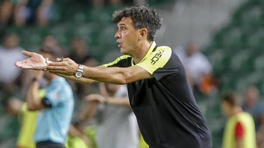 Pacheta dando instrucciones durante el partido de ayer frente al Almería.