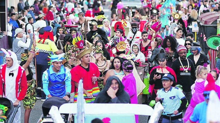 Imagen de la enorme participación de la cabalgata del Carnaval dedicado al Mundo Azteca en Puerto del Rosario, ayer.