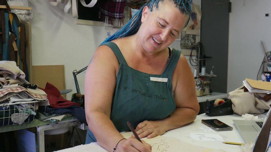 Sonia Cabeza en el seu taller pintant una de les seves bosses.  | JUDITH BARCELÓ