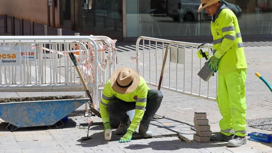 Torrent inicia la reparación de adoquines en la calle Baviera, junto a la Torre